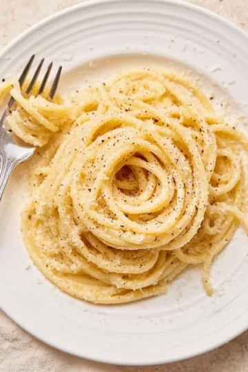 Plate of authentic Cacio e Pepe pasta with cheese and pepper