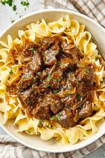 Delicious beef noodles with tender beef and savory sauce served in a bowl.